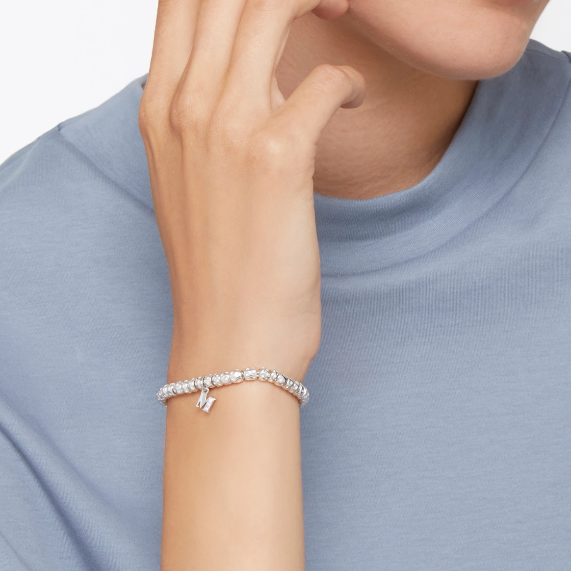 Entdecken Sie den Anhänger von DoDo aus der Letters-Kollektion mit der Referenz DMC0113_LETMS_DB0O2 aus Weißgold mit Diamanten als Armband