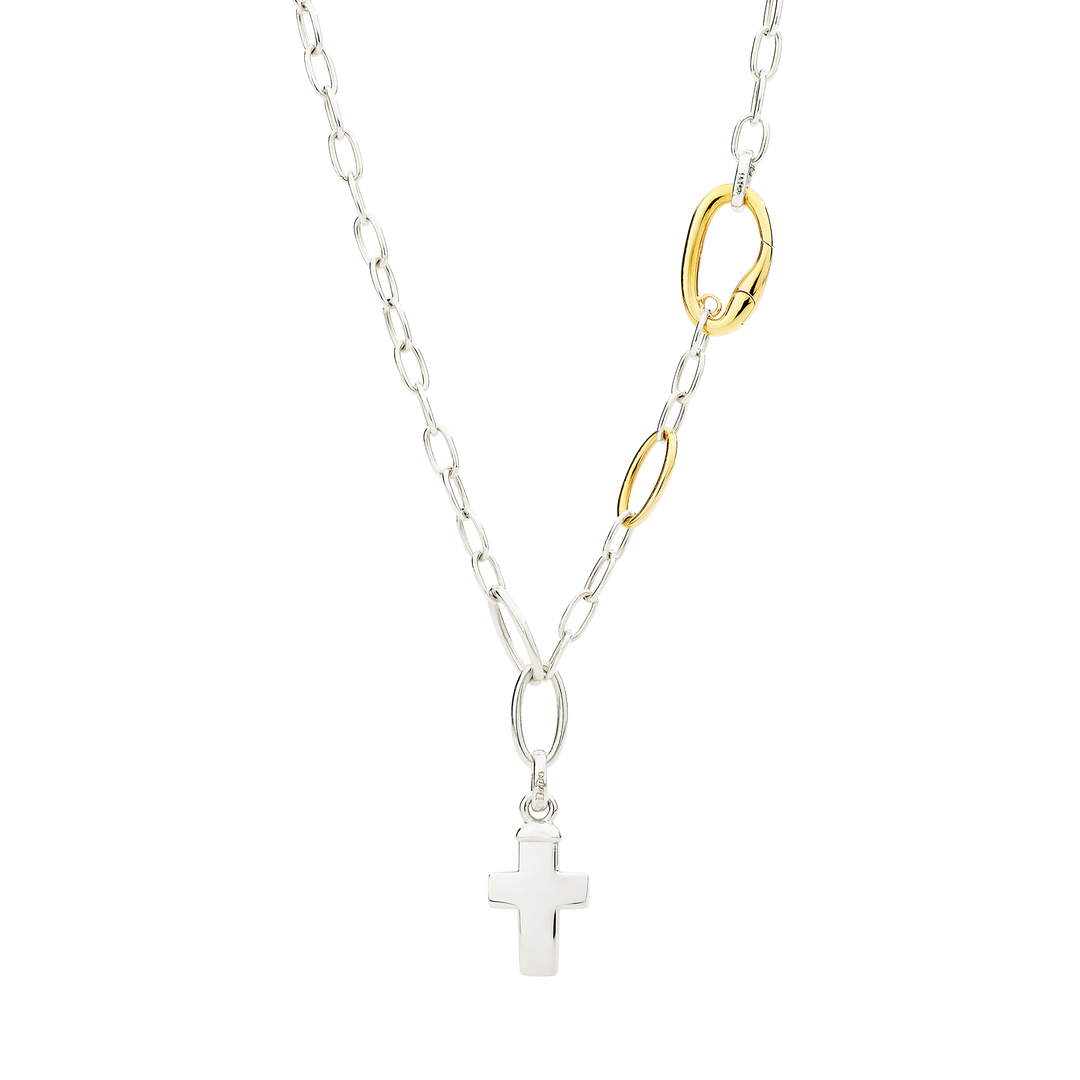 Dodo Maxi Charm Kreuz DMC6007-CROSS-000AG in Silber. Tragebeispiel, Kette Separat erhältlich.