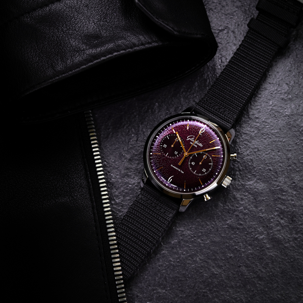 Glashütte Original - Sixties Chronograph Annual Edition 2026 - 1-39-34-08-22-04 – Automatikwerk – Lila - 42 mm - Herrenuhr bei Juwelier Krebber in Mönchengladbach