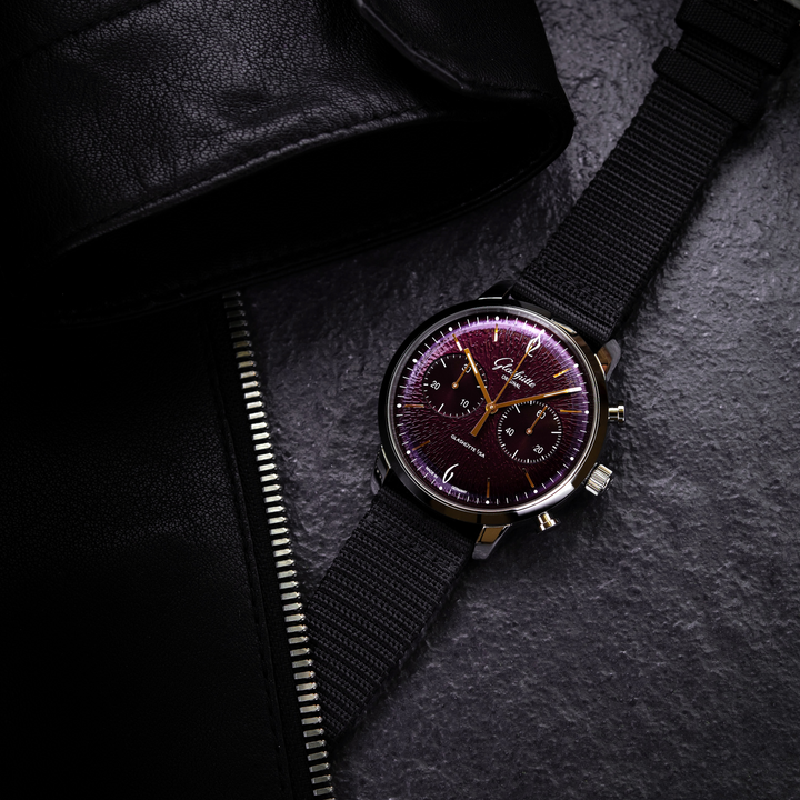 Glashütte Original - Sixties Chronograph Annual Edition 2026 - 1-39-34-08-22-04 – Automatikwerk – Lila - 42 mm - Herrenuhr bei Juwelier Krebber in Mönchengladbach