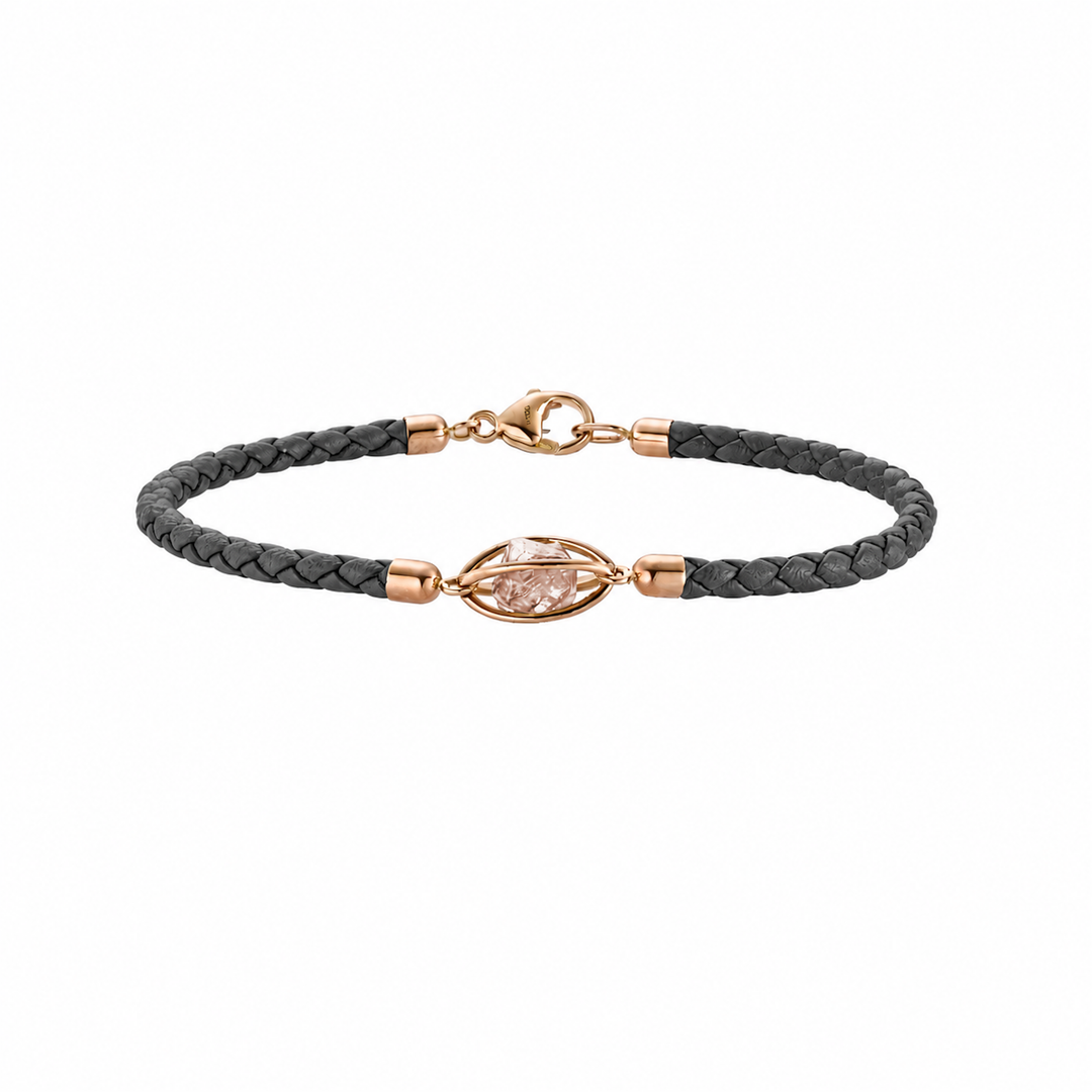 Lederarmband "Rough Cut" von Leo Wittwer. Dunkel graues geflochtenes Lederband mit Rohdiamant und Roségold. Refernez 62-1010973-9410