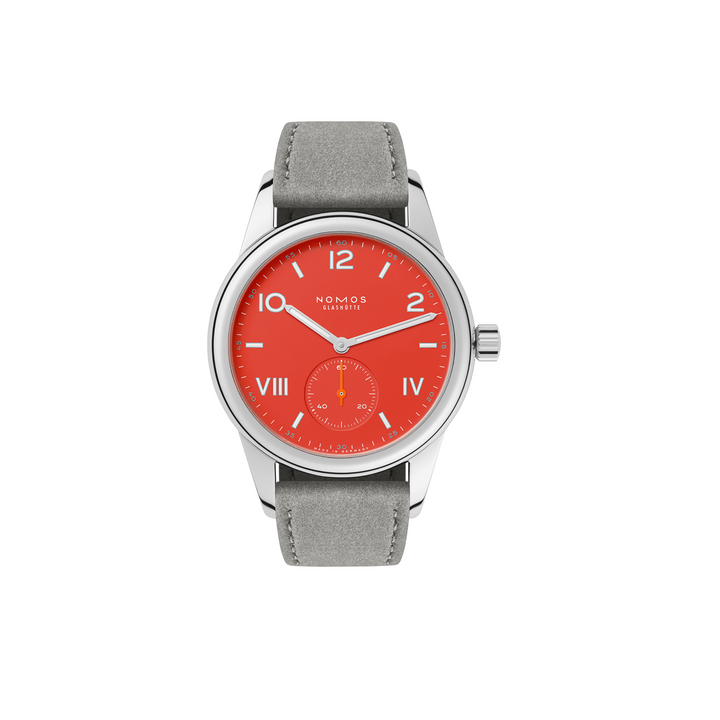 NOMOS Glashütte - Club Campus nonstop red mit der Referenz 716 besteht aus Edelstahl. Der Durchmesser beträgt 36 mm. Im Inneren der Armbanduhr ist das Handaufzugswerk Alpha verbaut. Die Uhr hat eine Gangreserve von ca. 43 Stunden und ist Wasserdicht bis 100 m.