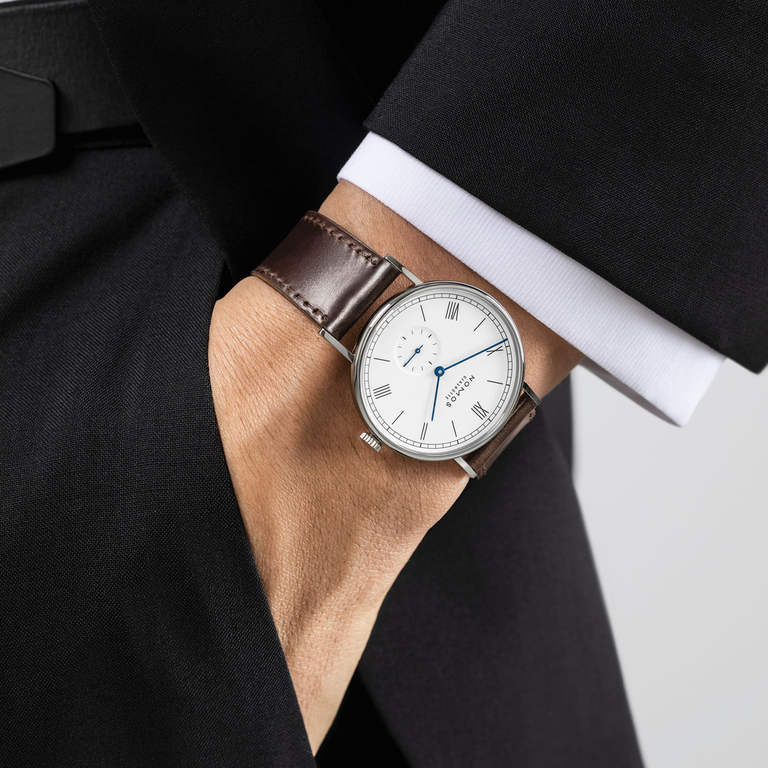 NOMOS Glashütte - Ludwig 38 emailleweiß mit der Referenz 237 besteht aus Edelstahl. Der Durchmesser beträgt 37,5 mm. Im Inneren der Armbanduhr ist das Alpha Handaufzugswerk verbaut. Die Uhr hat eine Gangreserve von ca. 43 Stunden und ist Wasserdicht bis 30 m bei Juwelier Krebber in Mönchengladbach