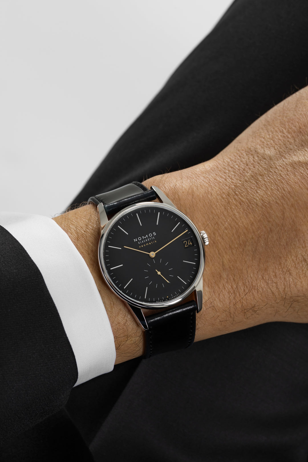 Schwarze Herrenuhr von NOMOS Glashütte bei Juwelier KRebber 