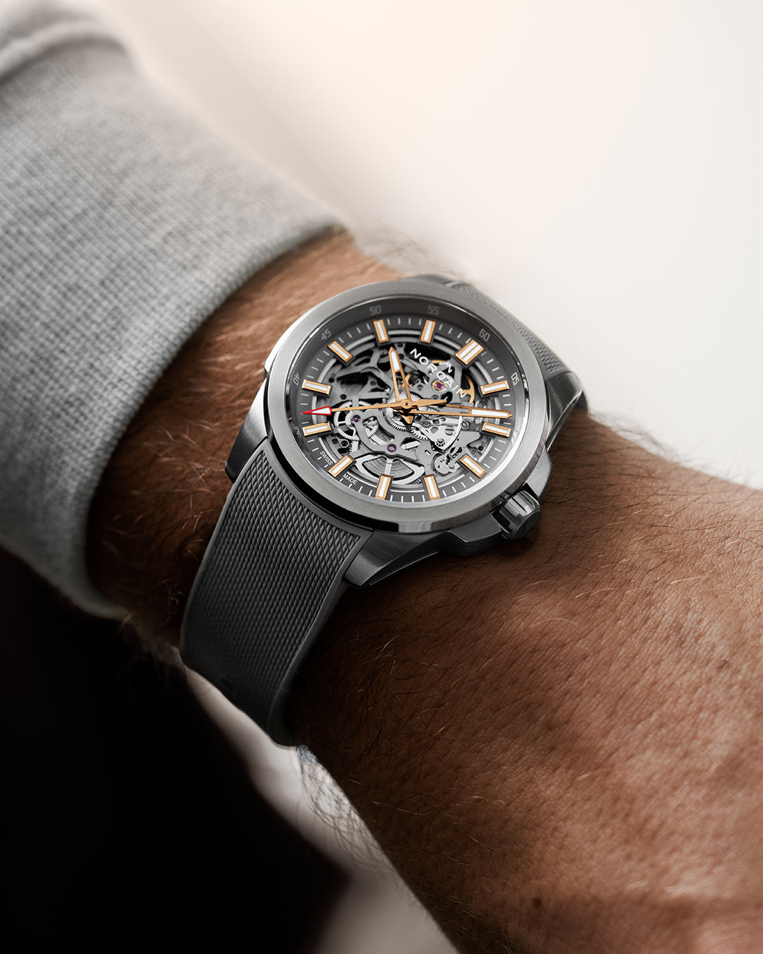 NORQAIN Independence Skeleton-N3000.07S02.G01.R01 in grau bei Juwelier Krebber
