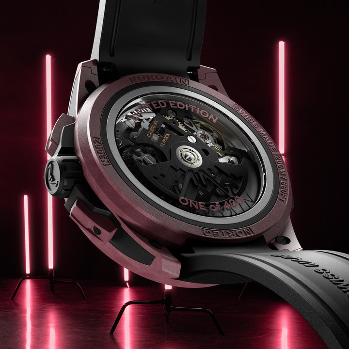 NORQAIN - Wild ONE Skeleton Chrono Limited Edition - N3002.40Q02.B01 – Automatik-Chronographenwerk – schwarz, dunkelrot - 42 mm - Herrenuhr mit transparenten Gehäuseboden