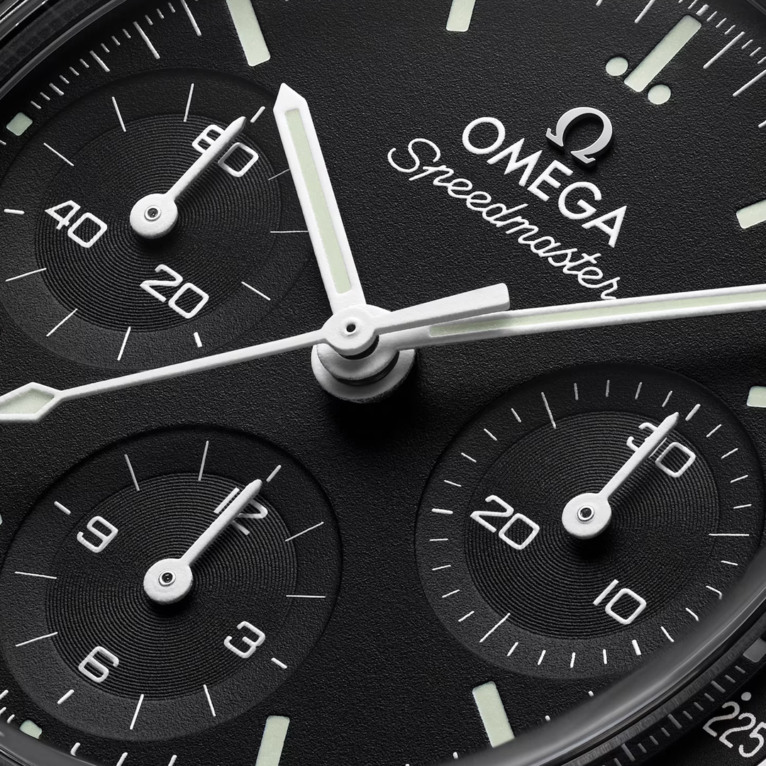 OMEGA Speedmaster 38 - Automatik-Chronograph - schwarz - 38 mm - Herren- und Damenuhr mit mattem schwarzem Zifferblatt