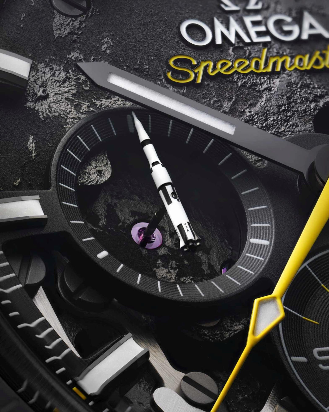OMEGA - Speedmaster Dark Side of the Moon - 310.92.44.50.01.001 – schwarz &nbsp;- Handaufzugswerk - 44,25 mm - Herrenuhr in gelb und schwarz