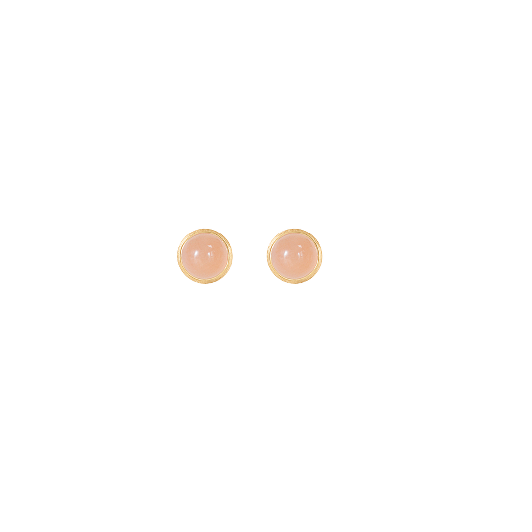 Ole Lynggaard Lotus Ohrstecker, zarte runde Ohrstecker mit jeweils einem Mondstein in der Farbe Blush (hellrosa) welcher von einer kleine Goldfassung umschlossen ist.