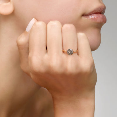 Pomellato Sabbia Ring aus Roségold und Diamant-Pave aus braunen Brillanten. Tragebild