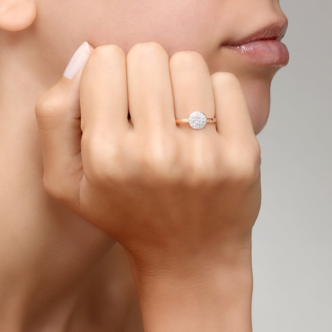 Pomellato Sabbia Ring mit runder Pavee Fassung und weißen Diamanten. Referenz PAB4070_O7000_DB000 - Getragen