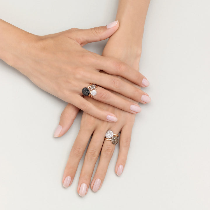 Pomellato Sabbia Ring mit runder Pavee Fassung und weißen Diamanten. Referenz PAB4070_O7000_DB000 - Kombinationsbild