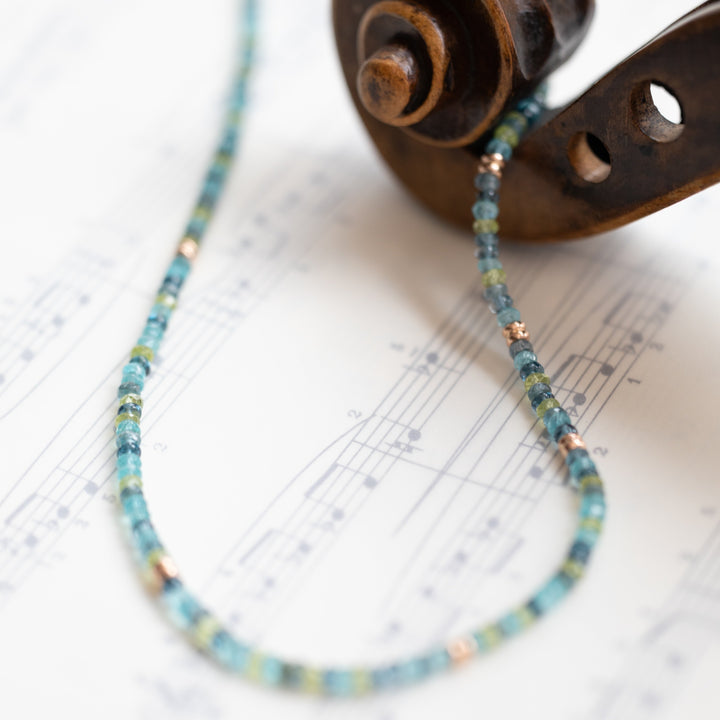Bron Edelstein Kette 8CR4417BLUE „Rhapsody in Blue“ leuchtende Farbstein-Perlen aus Aquamarin, Apatit, Kyanit und Peridot sowie Roségoldene Ronden. 