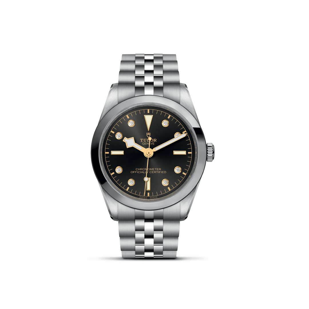 TUDOR - Black Bay 36 mit der Referenz M79640-0004 besteht aus Edelstahl. Der Durchmesser beträgt 36 mm. Im Inneren der Armbanduhr ist das Manufakturwerk KaliberMT5400 (COSC) verbaut. Die Uhr hat eine Gangreserve von 70 Stunden und ist Wasserdicht bis 100 m.&nbsp;