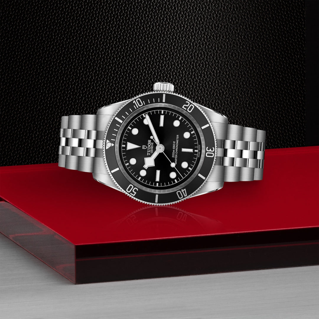 TUDOR Black Bay mit der Referenz M7941A1A0NU-0003 besteht aus Edelstahl und Aluminium. Der Durchmesser beträgt 41 mm. Im Inneren der Armbanduhr ist das MT5602-U verbaut. Die Uhr hat eine Gangreserve von ca. 70 Stunden und ist Wasserdicht bis 200 m in Mönchengladbach
