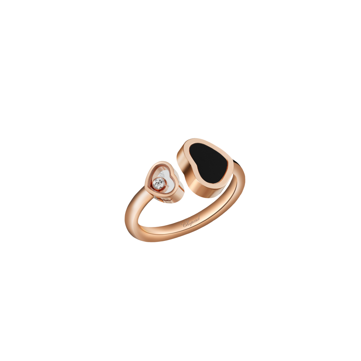 Chopard Ring Happy Hearts aus 18 Karat Roségold. Die beiden zueinander gedrehten und unterschiedlich großen Herzen sind mit unterschiedlichen Materialien ausgefasst. In dem größeren Herz liegt ein schwarzer Onyx, während in dem kleinen Herz ein Brillant zwischen zwei Saphirgläsern tänzelt. 