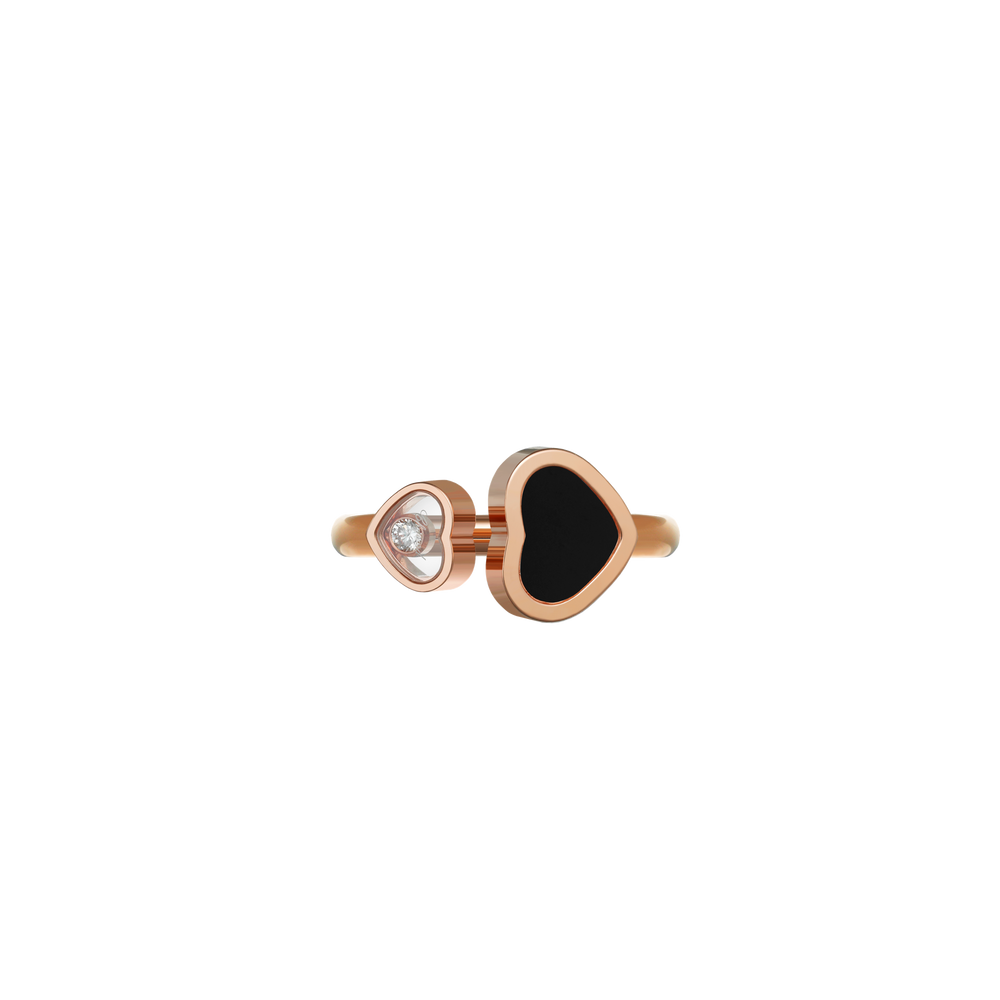 Chopard Ring Happy Hearts aus 18 Karat Roségold. Die beiden zueinander gedrehten und unterschiedlich großen Herzen sind mit unterschiedlichen Materialien ausgefasst. In dem größeren Herz liegt ein schwarzer Onyx, während in dem kleinen Herz ein Brillant zwischen zwei Saphirgläsern tänzelt.