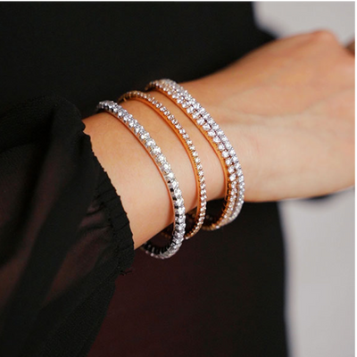 Flexibles Tennisarmband aus 59 Roségold Elementen mit Brillantbesatz, das Armband kann mit mehreren oder alleingetragen werden.