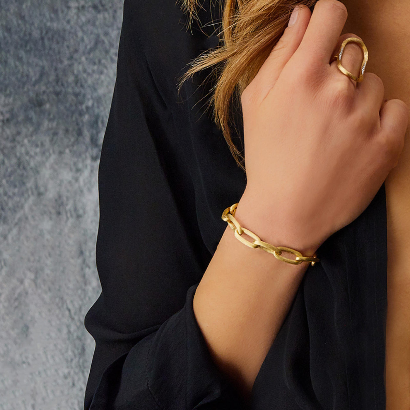 Nanis Libera Armband aus Gelbgold und Brillanteleven - getragene Ansicht