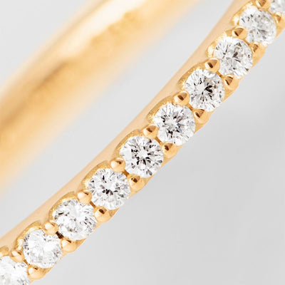Ole Lynggaard Love Band Ring aus Gelbgold, Brillanten und Krapenfassung in vergrößerter Darstellung